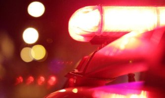 Marido é preso acusado de ameaçar de morte, enforcar e jogar chá quente no rosto da esposa