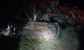 Passageira de caminhonete morre após motorista perder o controle e capotar em curva